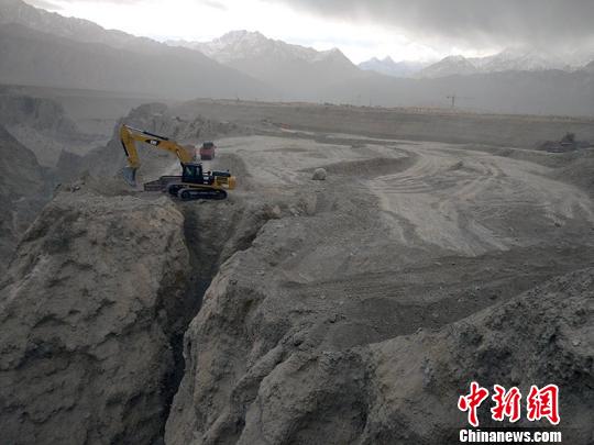 新疆车尔臣河大石门水利枢纽工程作业区都在海拔2300米区域。　蒋玲 摄