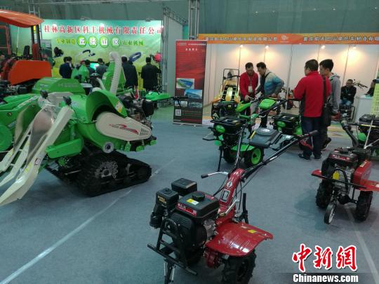 参展企业工作人员向用户介绍机械产品。　蒙鸣明 摄