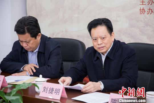 福建省国资委党委书记刘捷明(右)在会上发言。　李南轩 摄