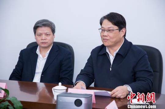 福建省国资委副主任林杰(右)主持会议，中新社福建分社社长徐德金(左)出席会议。　李南轩 摄
