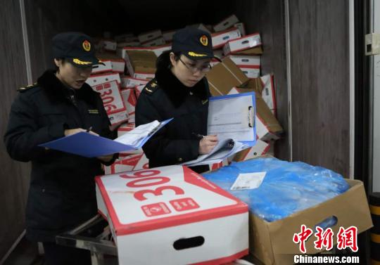 检验人员正在查验欧洲肉类产品。　白桂斌 摄