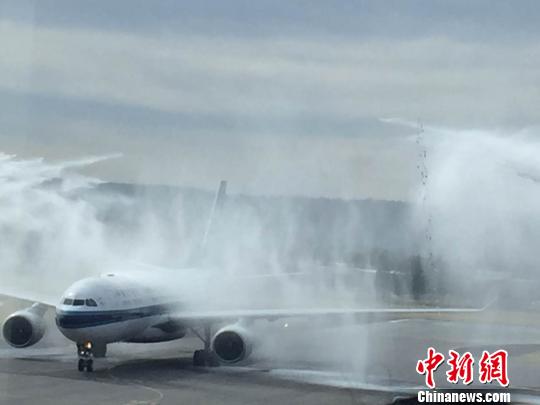 飞机抵达阿德莱德机场。　罗广泰　摄