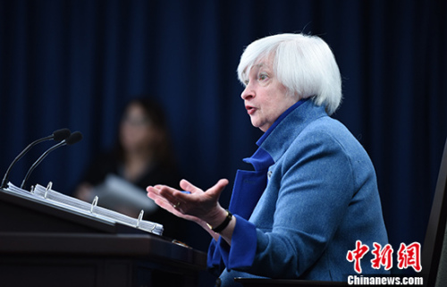 美国联邦储备委员会当地时间12月14日在华盛顿宣布，将联邦基金利率目标区间上调25个基点到0.5%至0.75%的水平，这是美联储时隔一年后再度加息。美联储主席耶伦当天下午举行记者会，解释美国经济状况。 中新社记者 张蔚然 摄 美国联邦储备委员会当地时间12月14日在华盛顿宣布，将联邦基金利率目标区间上调25个基点到0.5%至0.75%的水平，这是美联储时隔一年后再度加息。美联储主席耶伦当天下午举行记者会，解释美国经济状况。 中新社记者 张蔚然 摄