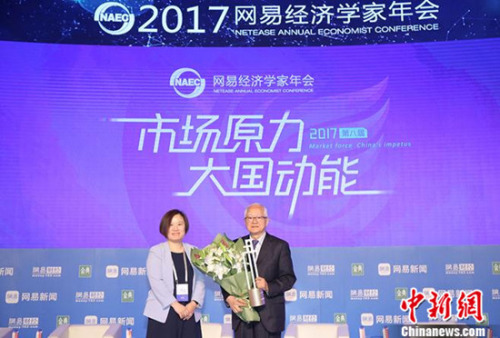 网易传媒CEO李黎女士为吴敬琏先生颁奖