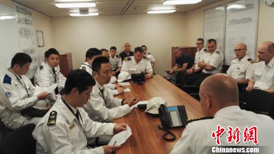 与船长沟通检查情况 郭军 摄