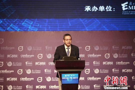 全国政协委员，华夏新供给经济学研究院首席经济学家贾康发表名为“宏观经济新常态”的主题演讲。　芊烨 摄