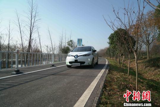 图为，基于ZOE电动车的雷诺自动驾驶原型车在示范区路段行驶 徐金波 摄