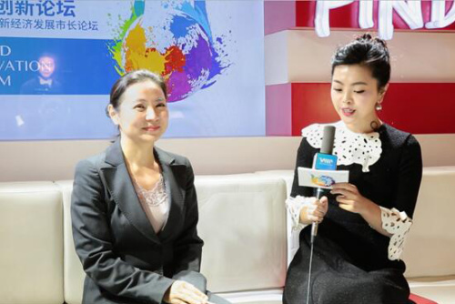 熊青云女士在泛伍Speaking Corner接受前央视主持人李思思的采访