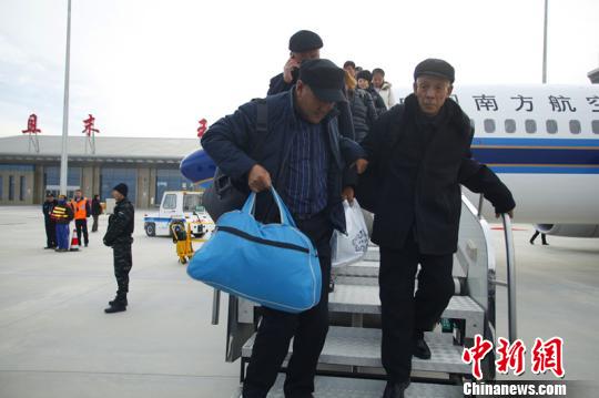 图为12月19日上午12点35分，飞机抵达且末玉都机场，乘客下飞机。　王小军 摄