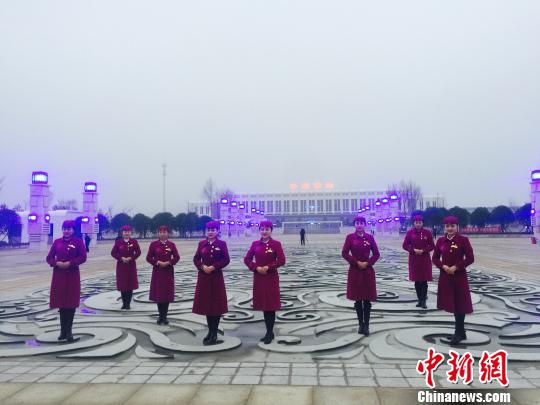 图为安顺西站前的”动妹“的合影。　张伟 摄