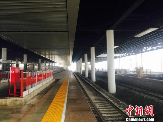 图为建设中的贵安新区站。　张伟 摄