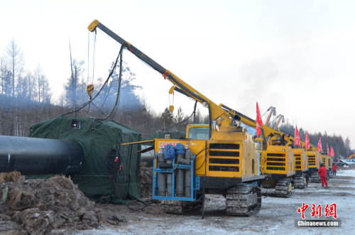 图为正在进行全自动焊接作业的中俄原油管道二线工程第一施工部自动焊接机组。邓云 摄