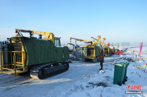 图为中俄二线第三标段全自动焊机组作业现场，旁边的分类垃圾桶格外引人注目。邓云 摄