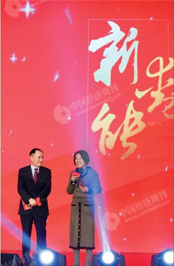 p19 12月3日，董明珠作为特邀主持人现身“第十六届中国经济论坛”，与《中国经济周刊》杂志社社长兼总编辑季晓磊共同主持论坛开幕式。《中国经济周刊》视觉中心 首席摄影记者 肖翊 摄