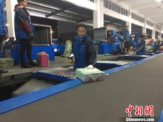 2016年中国第300亿件快件抵达贵州省贵阳市双龙临空经济区物流园区。　王林成 摄