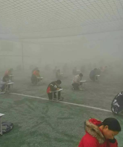 学生雾霾天在操场考试 见度只有二三百米