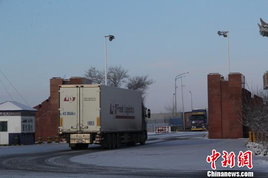 中国境内的货车在经过查验后渐渐驶出。　朱景朝 摄