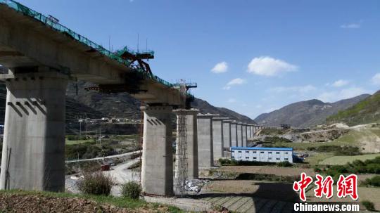 完工的佑所屯岷江双线特大桥雄姿。　程兰 摄