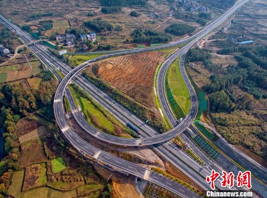 图为航拍秀松高速。　唐磊 摄