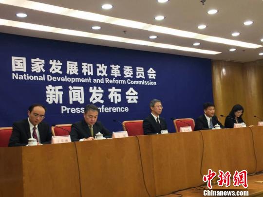 国家发改委相关负责人及双创示范基地代表向记者介绍双创情况和经验。　钟欣 摄