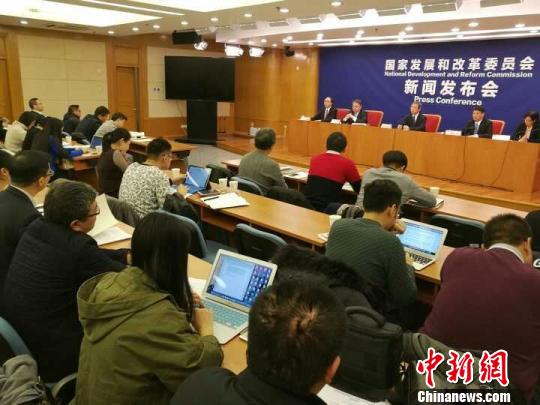 发布会现场，记者向国家双创示范基地代表提问。　钟欣 摄