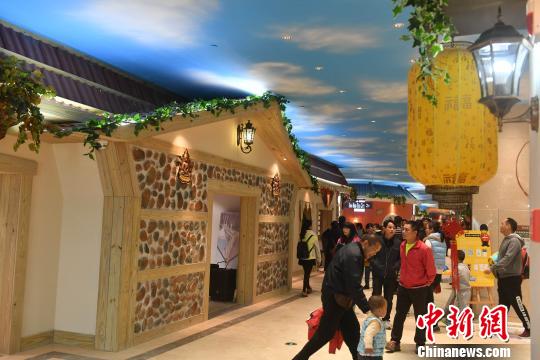 图为民众在“世界风情小镇”跨境电商o2o体验中心购物。　吕明 摄