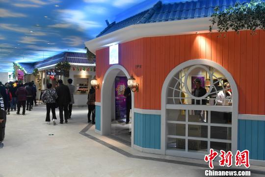 图为民众在“世界风情小镇”澳大利亚馆体验。　吕明 摄