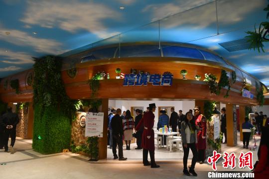 图为民众在“世界风情小镇”跨境电商o2o体验中心购物。　吕明 摄