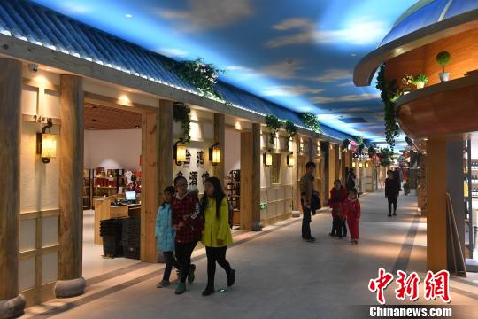 图为民众在“世界风情小镇”台湾名酒馆体验。　吕明 摄