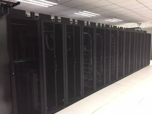 中国通号数据中心机房，为中国通号全系统信息化和智慧城市提供大数据支持。国是直通车 宫雨霏 摄