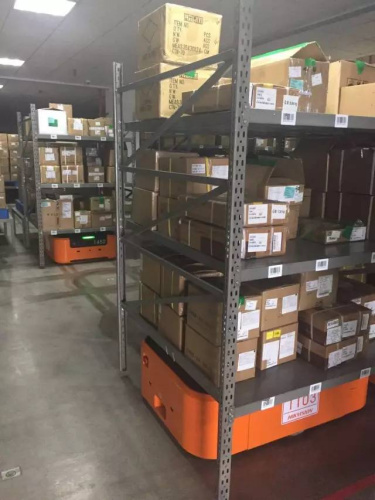 　海康威视公司桐庐生产基地里，仓储机器人正在工作。国是直通车 宫雨霏 摄