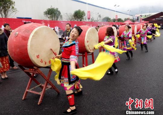 敲起苗鼓迎接各方嘉宾