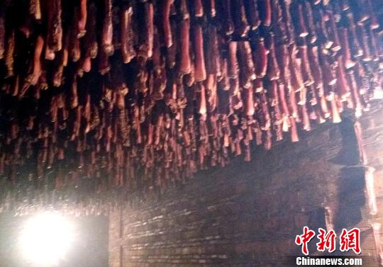 烟雾缭绕的腊肉房