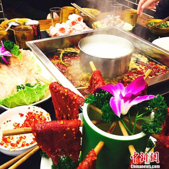 成都火锅食材丰富多样。　夏露 摄