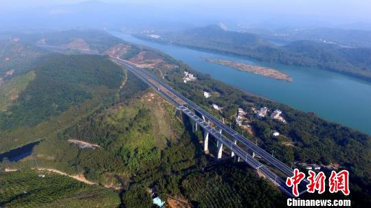 广佛肇高速路俯瞰。　梁千帆 摄