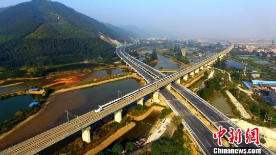 广佛肇高速路俯瞰。　梁千帆 摄
