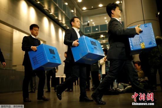 当地时间11月8日，韩国检方突击搜查了三星电子在首尔的办公室，检方的搜查涉及三星是否向崔顺实的女儿不当提供了财务帮助。