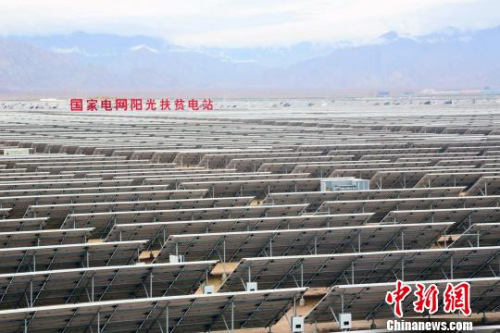 1月5日，中国国家电网青海电力公司公布数据显示，过去的6年(2011年至2016年底)，青海光伏累计发电量267.23亿千瓦时，折合标准煤328.43万吨，相当于减排二氧化碳818.77万吨。图为青海省格尔木光伏工业园区内的中国首座扶贫光伏电站。　马秀鹏 摄