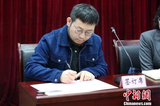 图为签署《网络订餐第三方平台落实食品安全主体责任联合公开承诺书》。　祝晓艳 摄