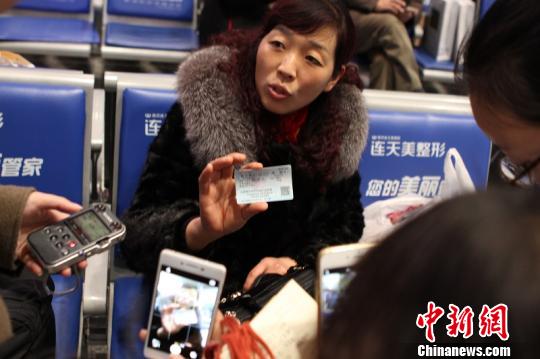 成俊梅是贵州人，在安徽工作。5日上午，她特意打车从安徽滁州到南京，然后赶乘G1377次列车到贵州关岭。　祖韬 摄