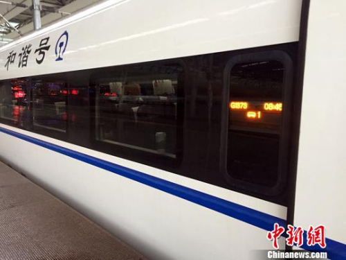 1月5日，上海至昆明首发G1373次高铁驶出虹桥站。　马化宇 摄