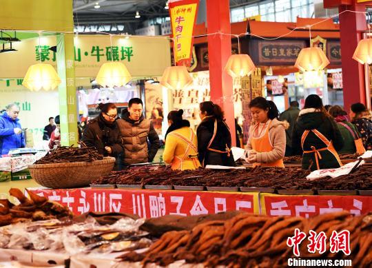 新春年货购物节现场。　安源 摄
