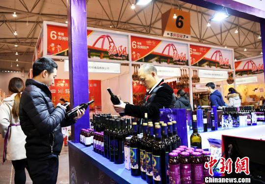 新春年货购物节现场。　安源 摄