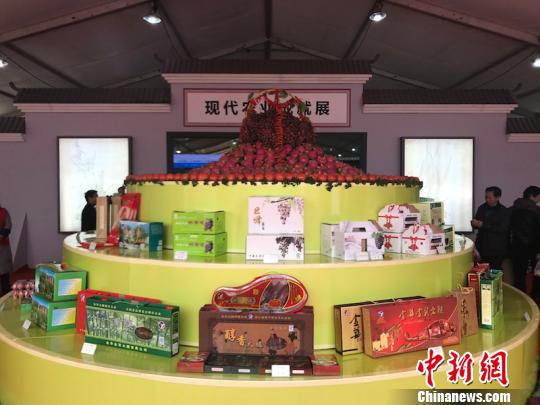 浙江浦江“三农”展览会开展 地道年货引抢购热潮 奚金燕 摄