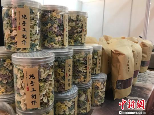 浙江浦江“三农”展览会开展 地道年货引抢购热潮 奚金燕 摄