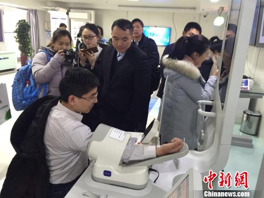 图为中国华录研发生产的智慧健康系统。　杨毅 摄