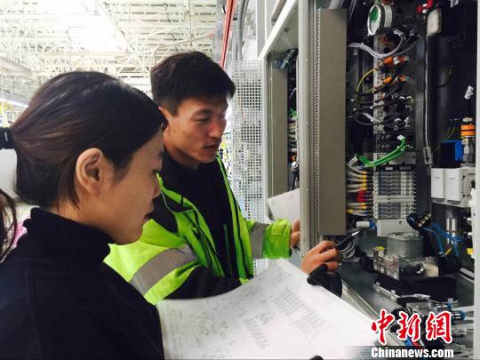 在大庆“沃尔沃”，工作人员正在作业。　刘锡菊 摄