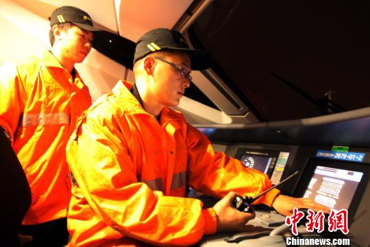 图为，“动车保姆”冒着严寒进行夜间检修保温工作。　许辉 摄