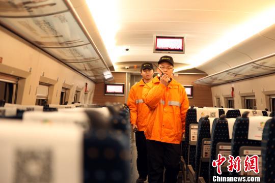 图为，“动车保姆”巡视动车组车厢。　许辉 摄