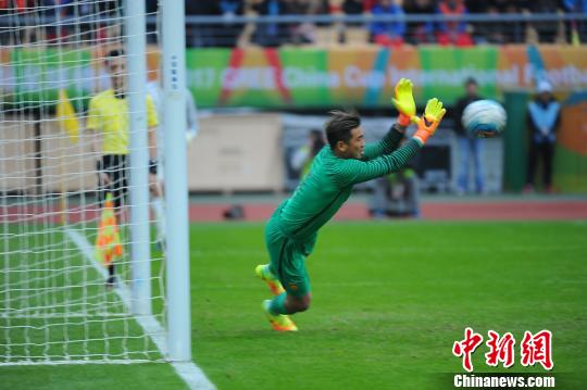 图为点球大战中，中国队门将石笑天将克罗地亚队球员约瑟普·米西奇的射球扑出。　蒋雪林 摄